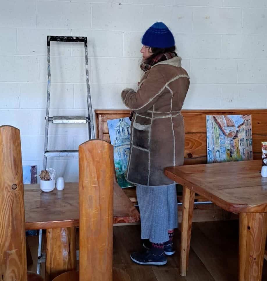 Setting up at the Pig's Back Cafe, Co. Cork. Mel O'Dea.